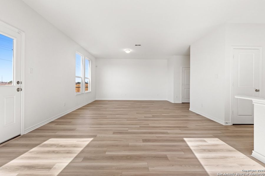 Spacious, unfurnished interior of a new home in Woodside Farms, Seguin (Image 10).