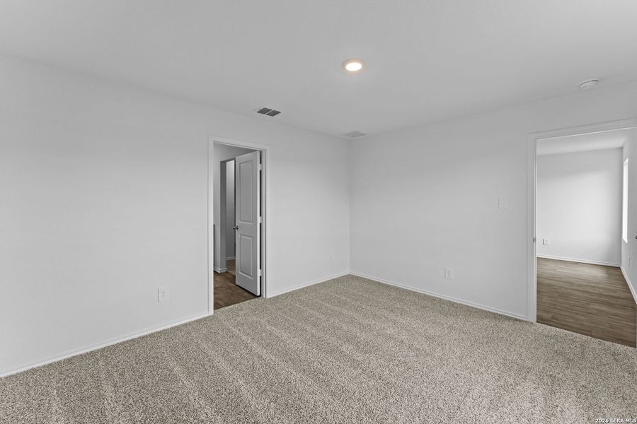 Spacious, unfurnished interior of a new home in Avenida, Converse (Image 12).