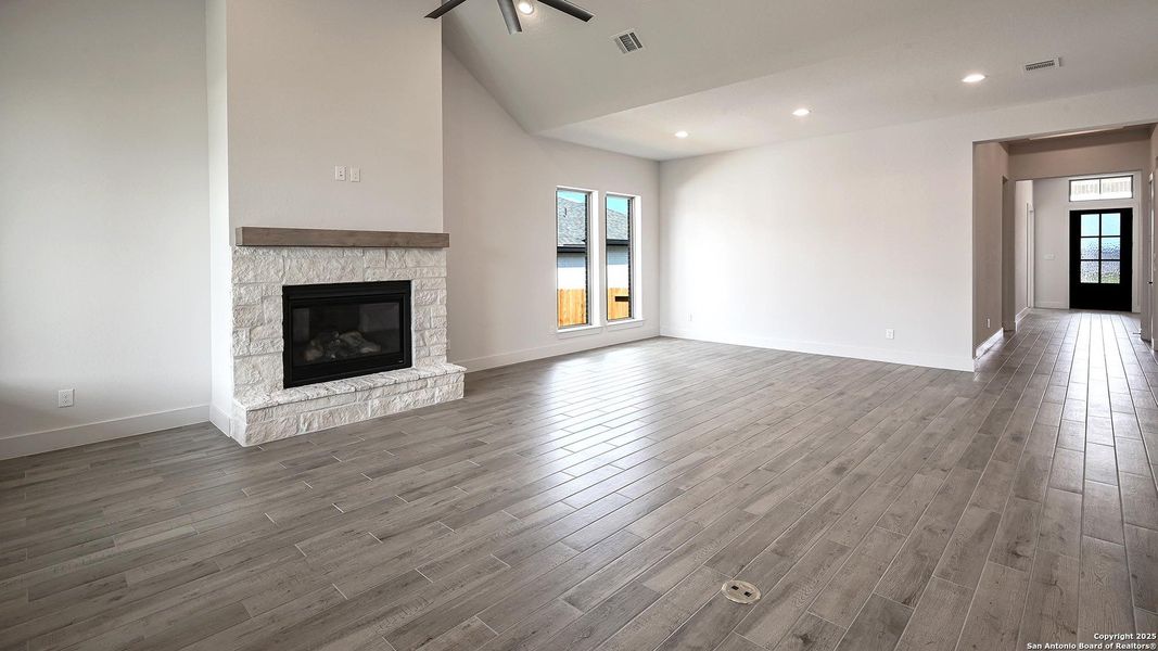 Spacious, unfurnished interior of a new home in Cibolo Valley Heights 65', Cibolo (Image 26).