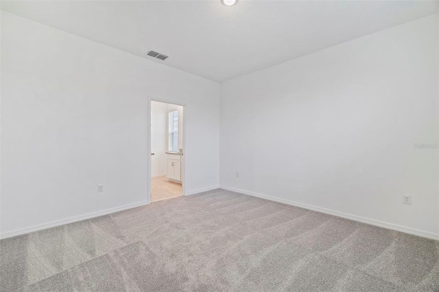 Spacious, unfurnished interior of a new home in Hodges Reserve, Howey-in-the-Hills (Image 7).