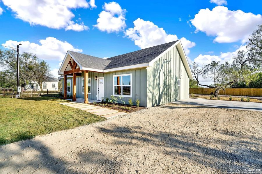 Exterior details and patio area of a home in , Hondo (Image 4).