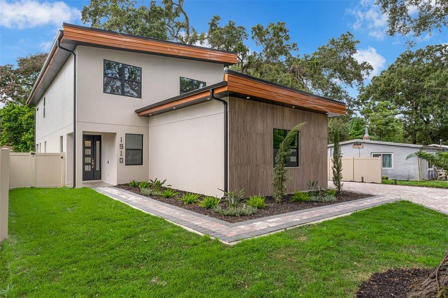 Exterior details and patio area of a home in , Orlando (Image 26).