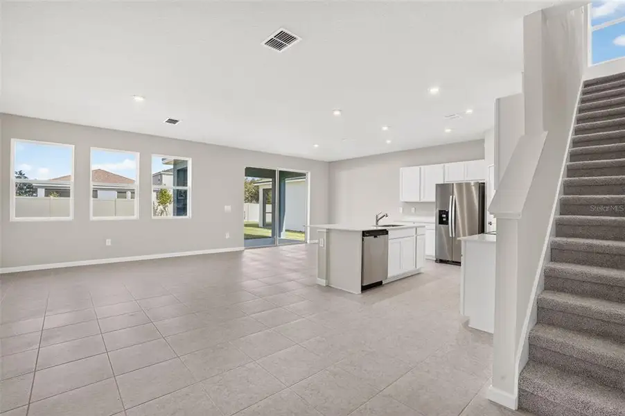 Spacious, unfurnished interior of a new home in Sanderling, Palmetto (Image 27).