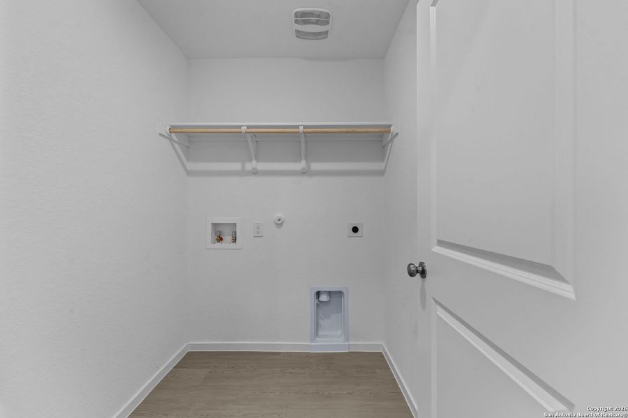 Spacious, unfurnished interior of a new home in Voss Farms, New Braunfels (Image 14).