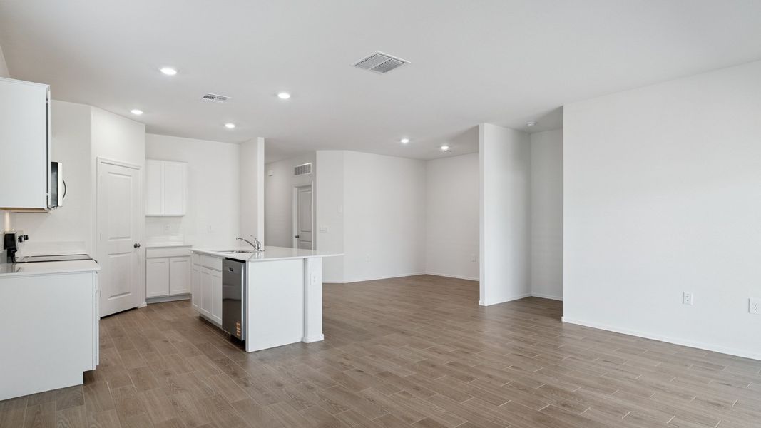 Spacious, unfurnished interior of a new home in Rio Rancho Estates, Wittmann (Image 22).