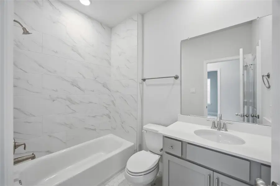 Elegant Secondary Bathroom – A thoughtfully designed bathroom featuring modern subway tiles, quartz counters, and sleek finishes.