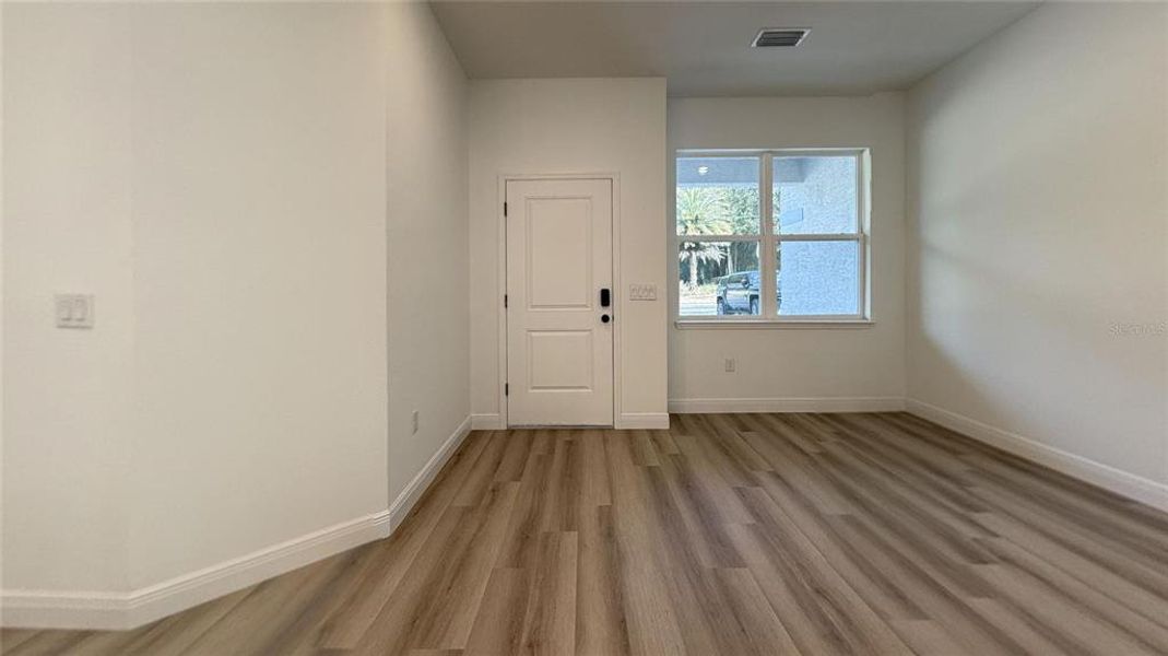 Spacious, unfurnished interior of a new home in , Citrus Springs (Image 11).