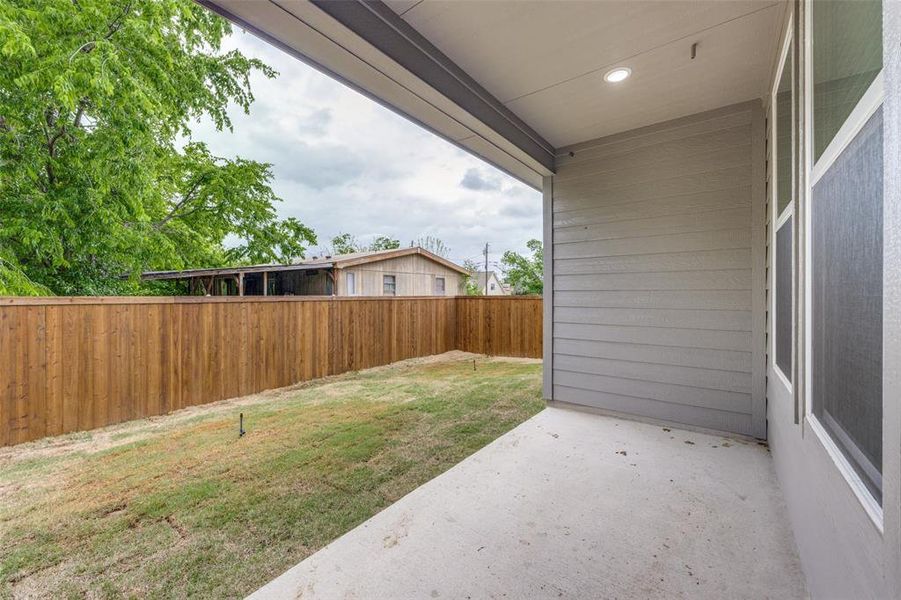 Exterior details and patio area of a home in , Wolfe City (Image 15).