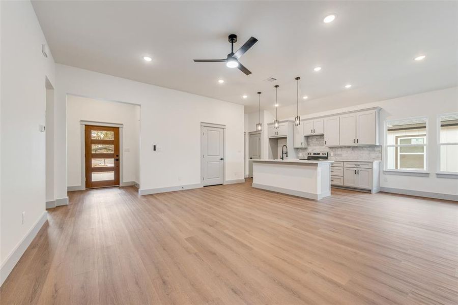 Spacious, unfurnished interior of a new home in , Log Cabin (Image 11).