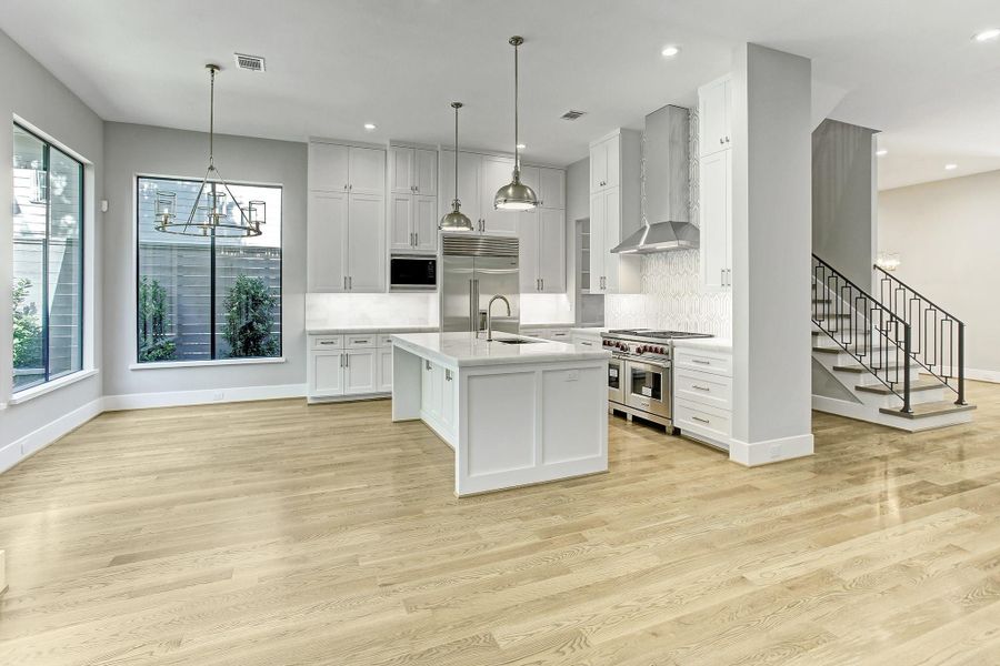 Roomy and open floorplan. Gourmet kitchen and large breakfast room overlooking lovely backyard. Roomy and open floorplan. Gourmet kitchen and large breakfast room overlooking lovely backyard.