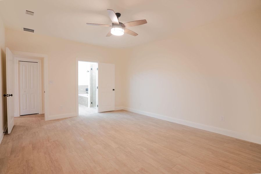 Unfurnished room with light wood-style floors and a ceiling fan Unfurnished room with light wood-style floors and a ceiling fan