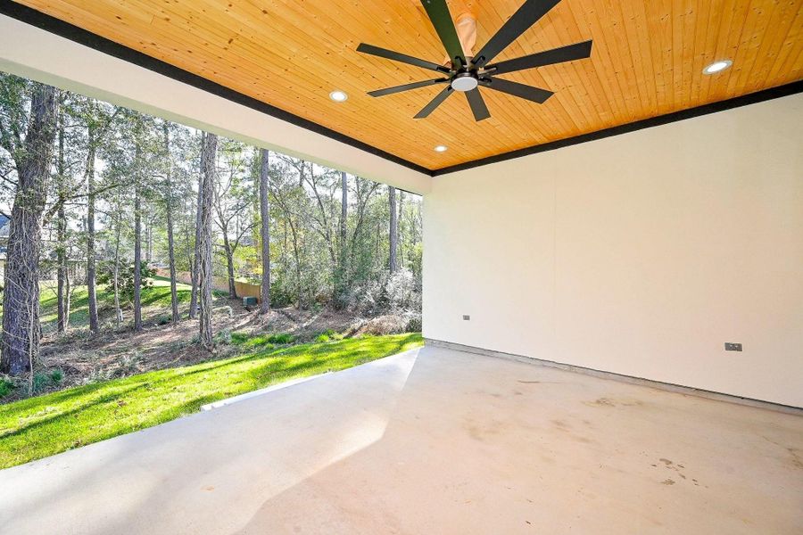 Exterior details and patio area of a home in , Humble (Image 4).