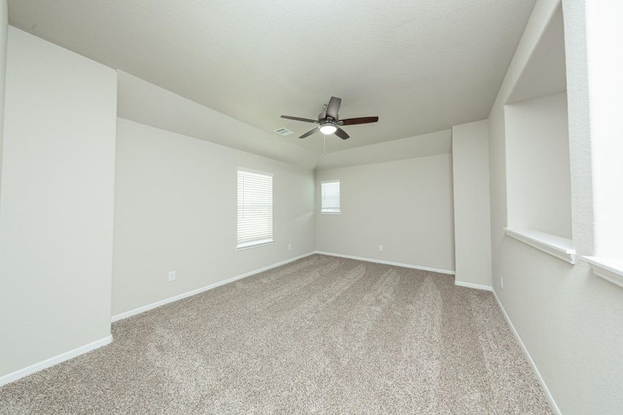 Spacious, unfurnished interior of a new home in Mackenzie Creek, Conroe (Image 17).