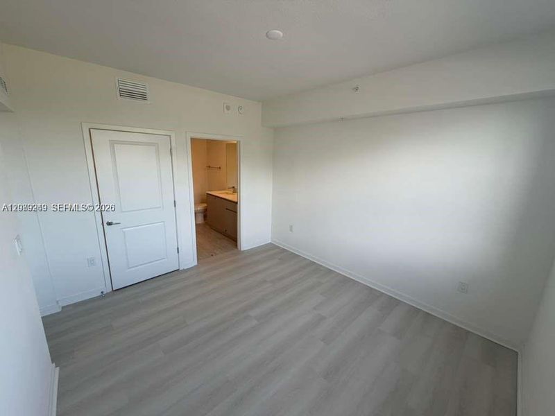 Spacious, unfurnished interior of a new home in , Orlando (Image 7).