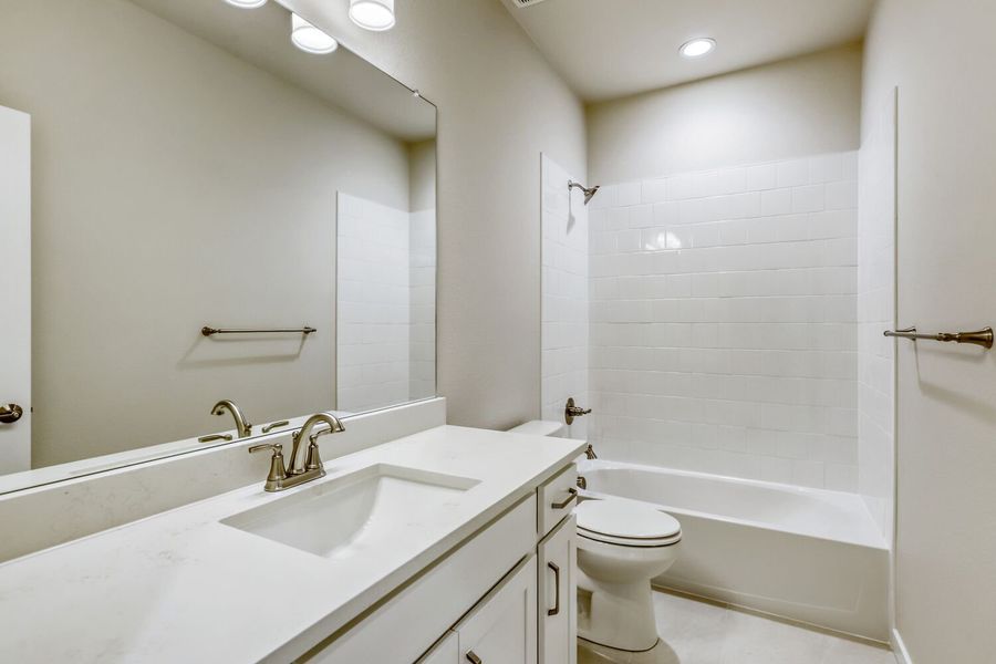 5871 Aspenglow - Full Bathroom 5871 Aspenglow - Full Bathroom