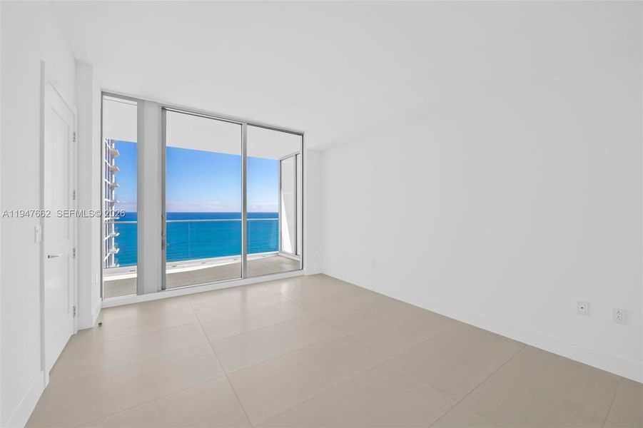 Spacious, unfurnished interior of a new home in , Fort Lauderdale (Image 13).