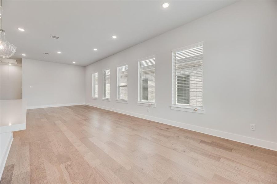 Spacious, unfurnished interior of a new home in Collin Creek, Plano (Image 10).