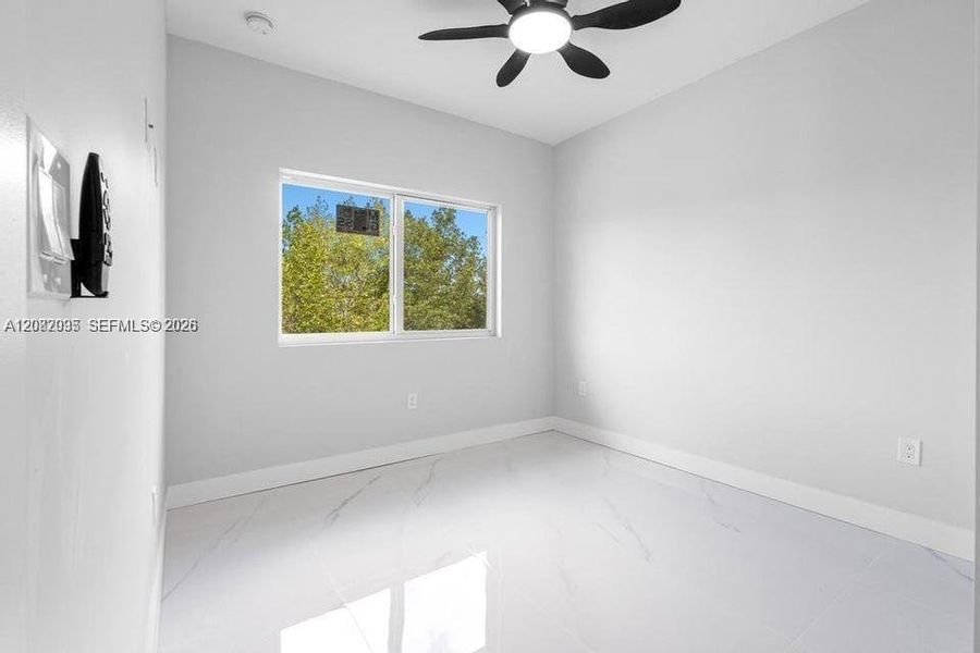 Spacious, unfurnished interior of a new home in , Big Pine Key (Image 13).