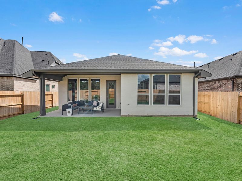 Exterior details and patio area of a home in Oakhill Reserve, Tomball (Image 4).