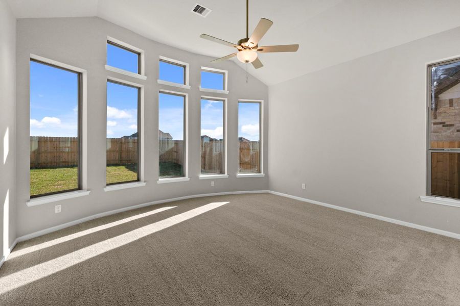 Spacious, unfurnished interior of a new home in The Meadows at Imperial Oaks 60', Conroe (Image 19).