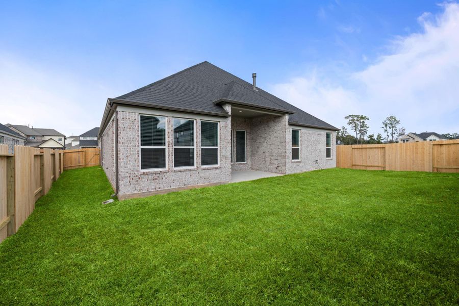 Exterior details and patio area of a home in Barton Creek Ranch, Conroe (Image 3).