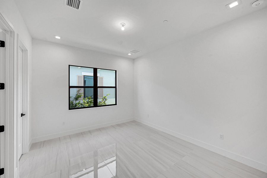 Spacious, unfurnished interior of a new home in Apex at Avenir, Palm Beach Gardens (Image 51).