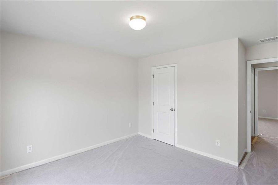 Spacious, unfurnished interior of a new home in Creekside Landing, Dallas (Image 33).