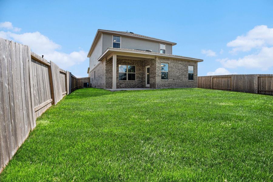 Exterior details and patio area of a home in Bayou Maison, Dickinson (Image 1).
