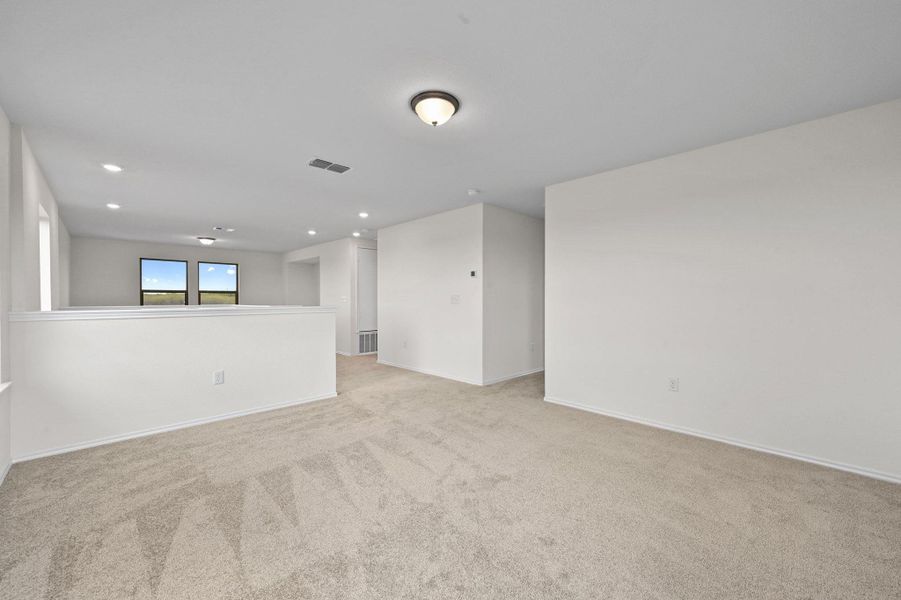 Spacious, unfurnished interior of a new home in Stoney Chase, Del Valle (Image 16).