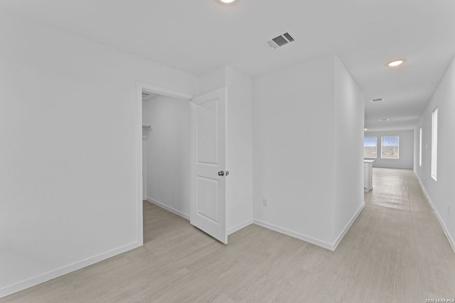 Spacious, unfurnished interior of a new home in Guadalupe Ridge, New Braunfels (Image 22).
