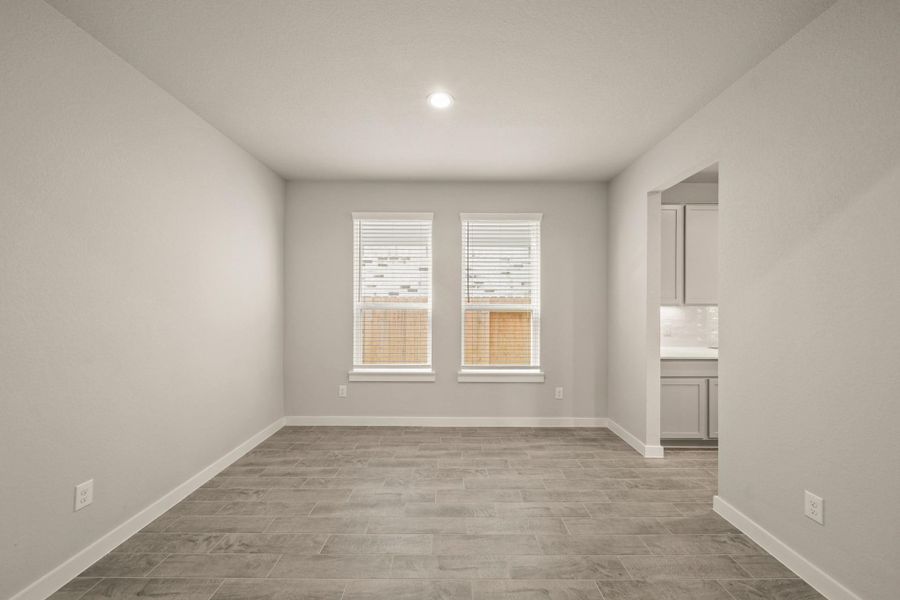 Spacious, unfurnished interior of a new home in Barton Creek Ranch, Conroe (Image 17).