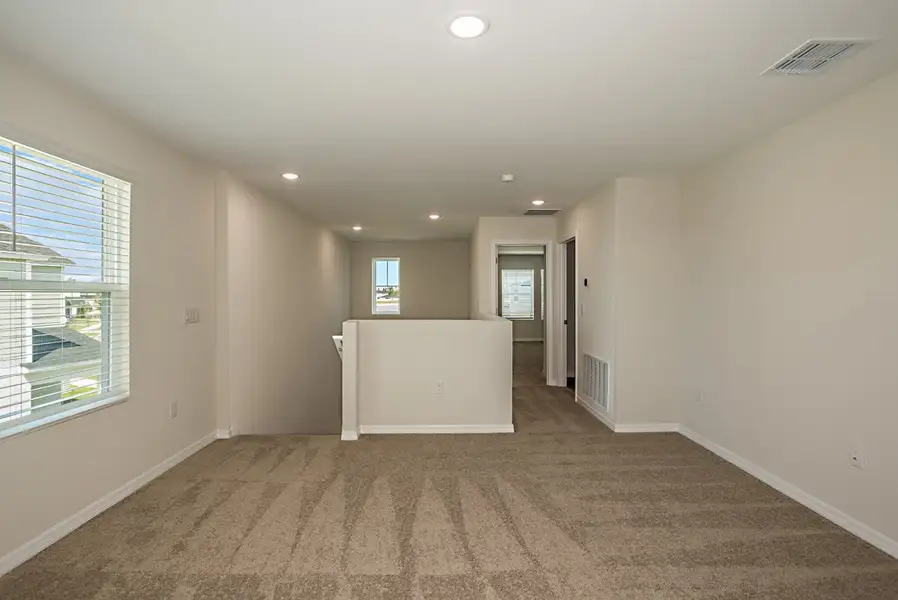 Spacious, unfurnished interior of a new home in Scenic Terrace, Haines City (Image 15).