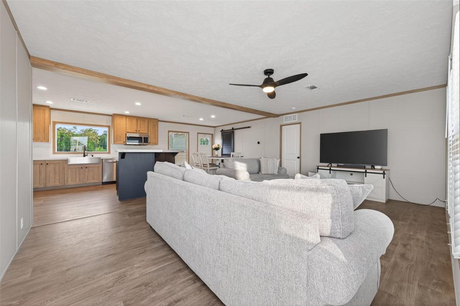 View showcasing the connection to the kitchen, emphasizing functionality and openness. View showcasing the connection to the kitchen, emphasizing functionality and openness.