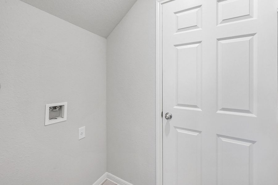 Representative unfurnished interior of a home built from the Floor Plan 1597 by Colina Homes in Rollingbrook Estates, Baytown (Image 20).