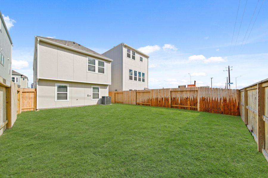 Huge backyard! Huge backyard!