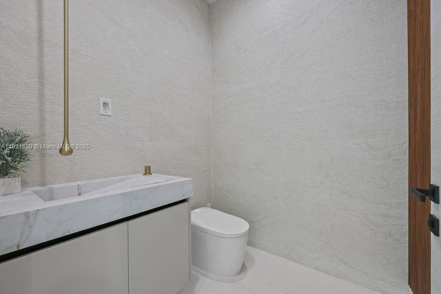 Furnished interior view inside a new home in , Fort Lauderdale (Image 48). Furnished interior view inside a new home in , Fort Lauderdale (Image 48).