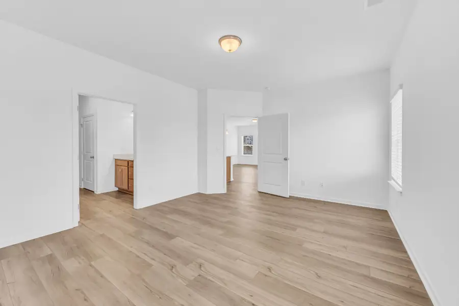 Spacious, unfurnished interior of a new home in Stratford Station, Lebanon (Image 13).