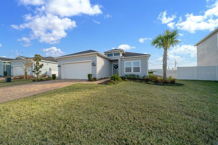 Exterior details and patio area of a home in , Ocala (Image 4).