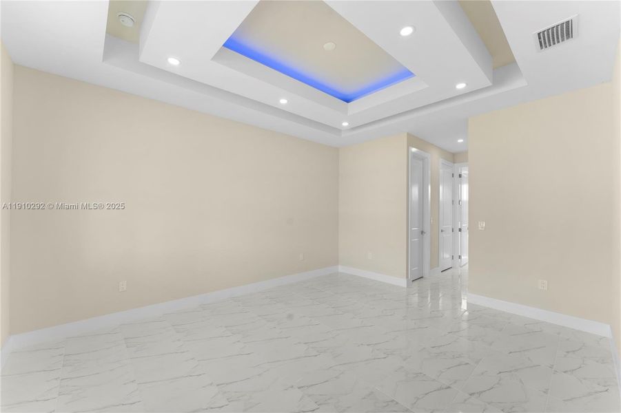 Spacious, unfurnished interior of a new home in , Lehigh Acres (Image 19).