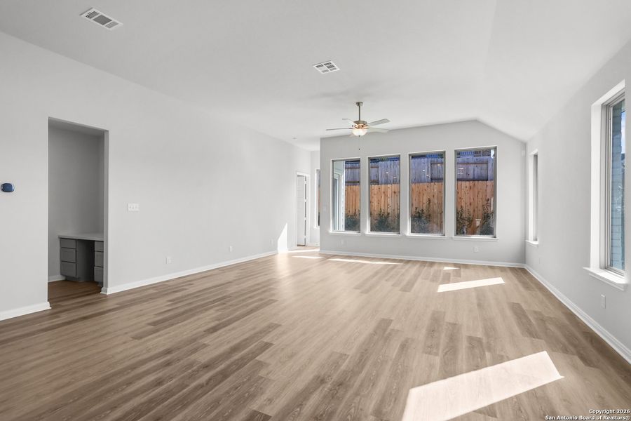 Spacious, unfurnished interior of a new home in Homestead 65', Schertz (Image 18).