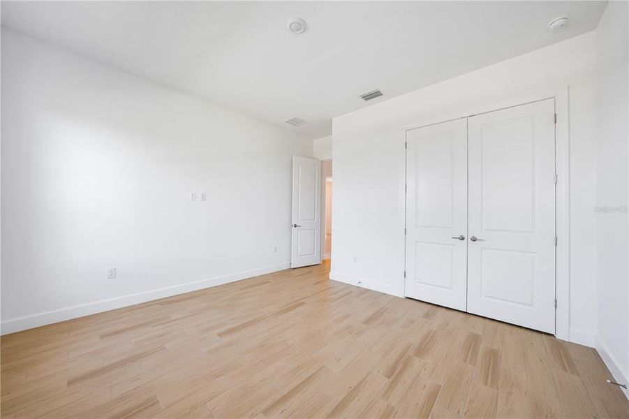 Spacious, unfurnished interior of a new home in Esplanade at Skye Ranch, Sarasota (Image 33).