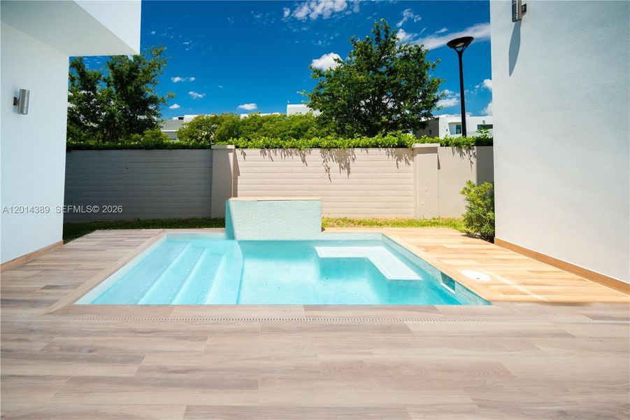 Exterior details and patio area of a home in , Doral (Image 29).