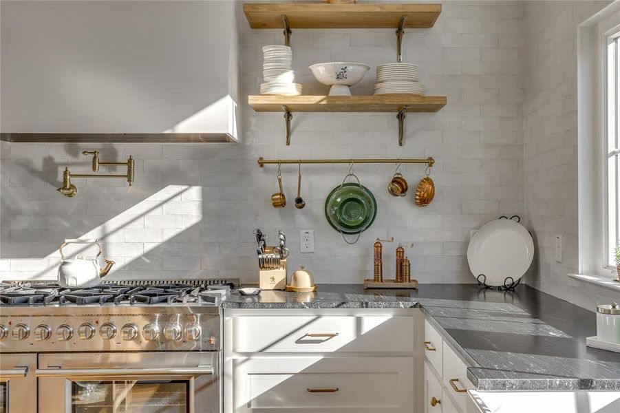 Furnished interior view inside a new home in , Weatherford (Image 6).