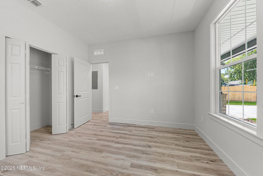 Spacious, unfurnished interior of a new home in , Jacksonville (Image 27).
