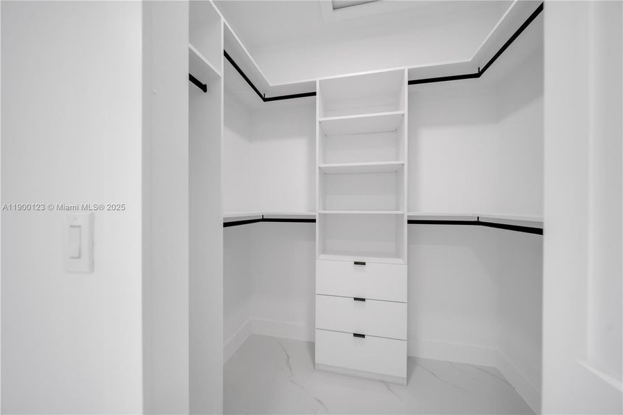 Spacious, unfurnished interior of a new home in , Lehigh Acres (Image 21).