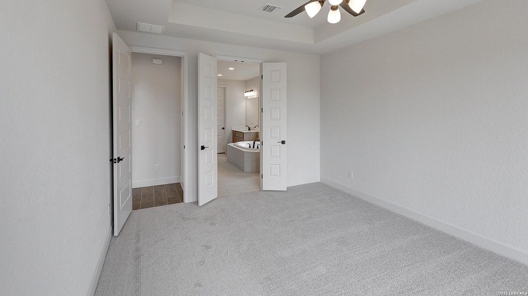 Spacious, unfurnished interior of a new home in Haby Hill, San Antonio (Image 17).