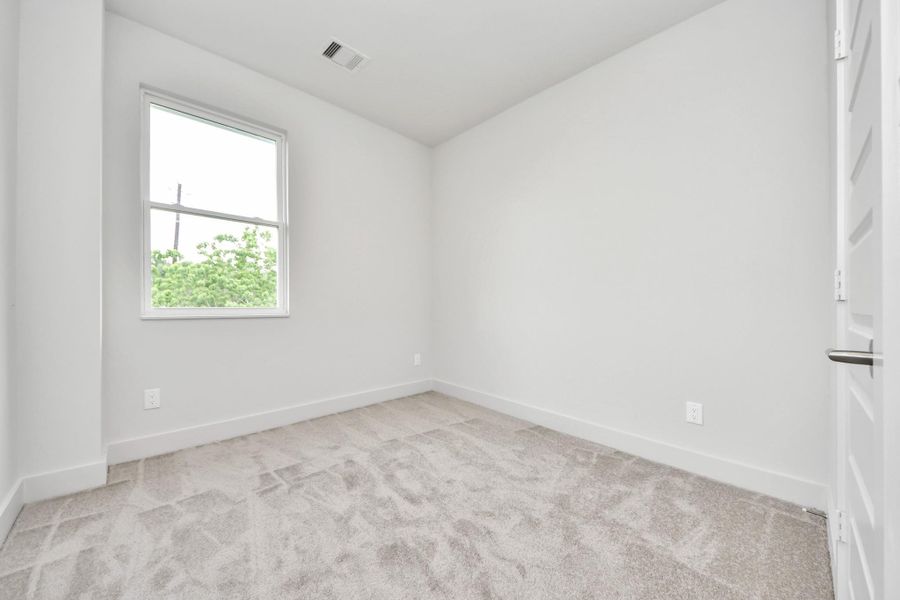 Spacious, unfurnished interior of a new home in Cay Landing, Houston (Image 27).
