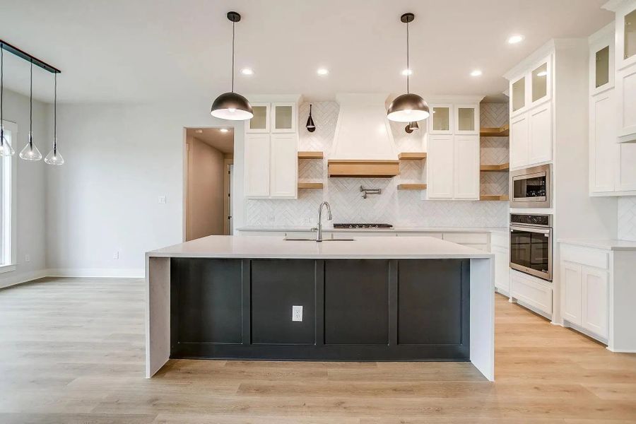 Representative furnished interior of a home built from the The Nathan by Elmwood Custom Homes in Ranch at Stone Hill, Waxahachie (Image 18).