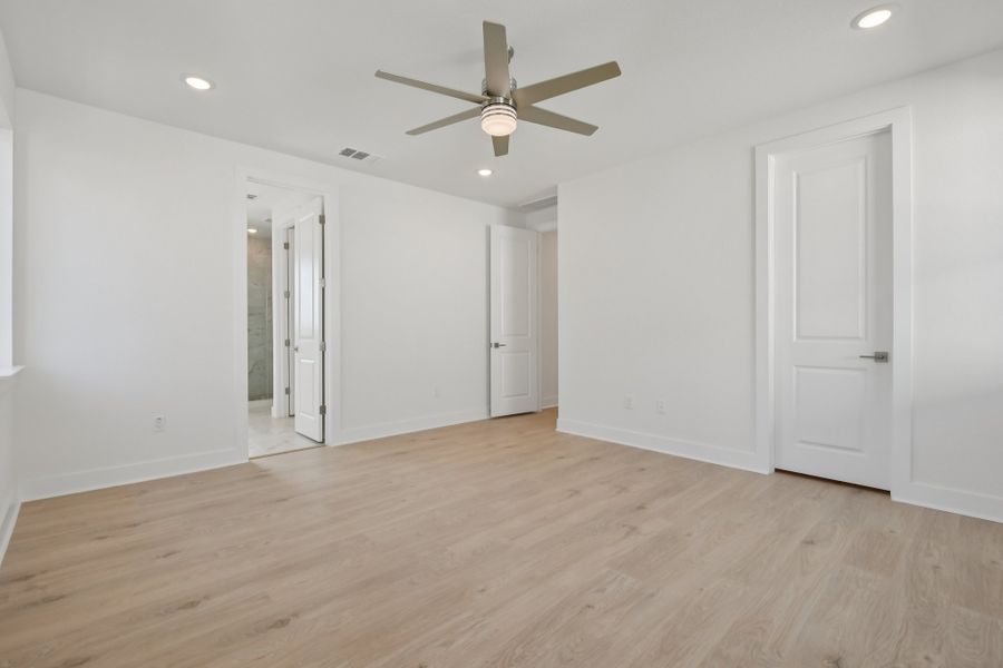 Spacious, unfurnished interior of a new home in Foxfield, Austin (Image 27).
