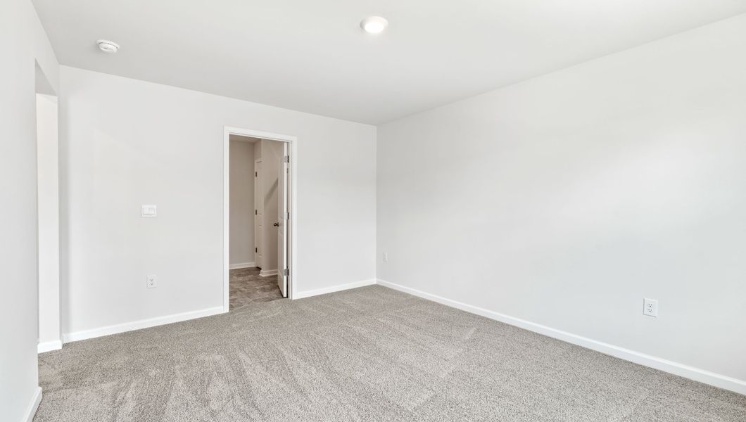 Spacious, unfurnished interior of a new home in Tanglewood Townes, Greenville (Image 23).